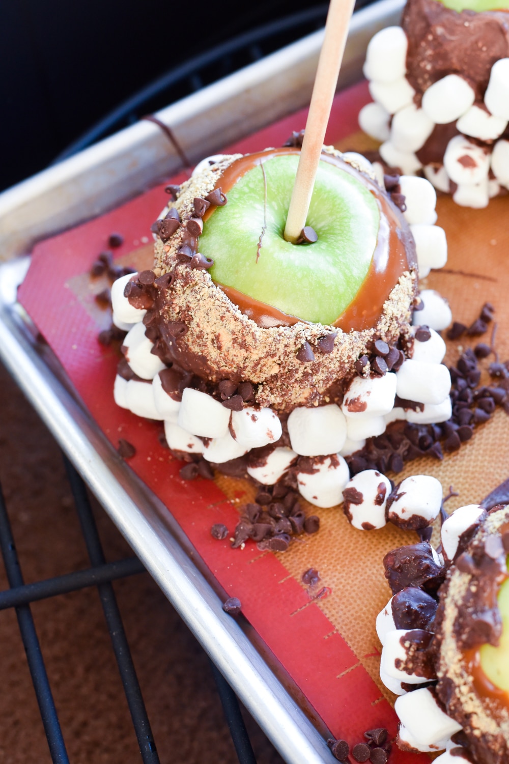 Easy S’mores Caramel Apples Tutorial